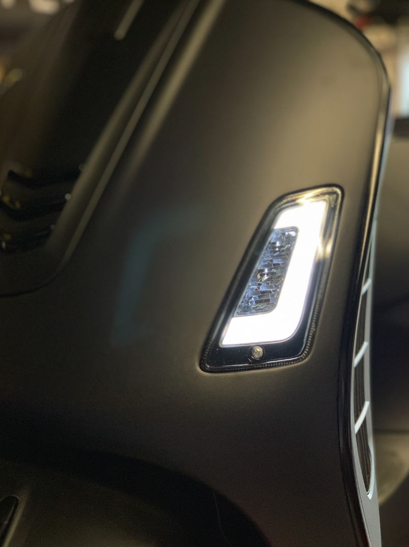 LED-knipperlichtenset voorzijde, getint voor Vespa GT, GTL, GTV, GTS 125-300 (2014-2018)